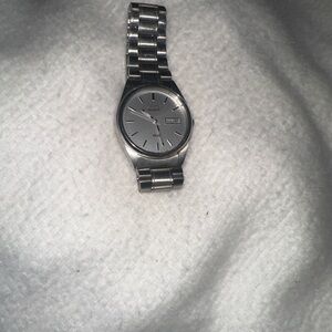 Vintage Seiko Silver Men's Watch with Date Display
